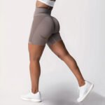 Short de sport push up taille haute en tissu respirant, conçu pour un maintien sculptant et une liberté de mouvement totale. Idéal pour le yoga et la course