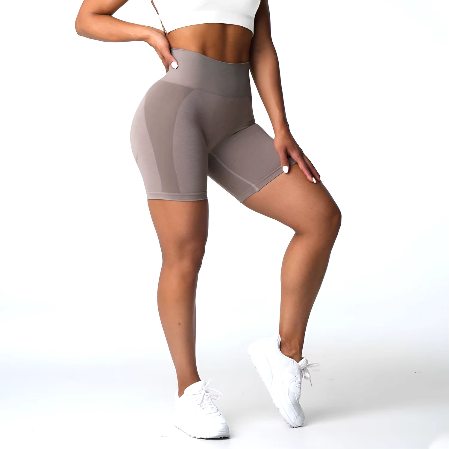 Short de sport push up taille haute en tissu respirant, conçu pour un maintien sculptant et une liberté de mouvement totale. Idéal pour le yoga et la course