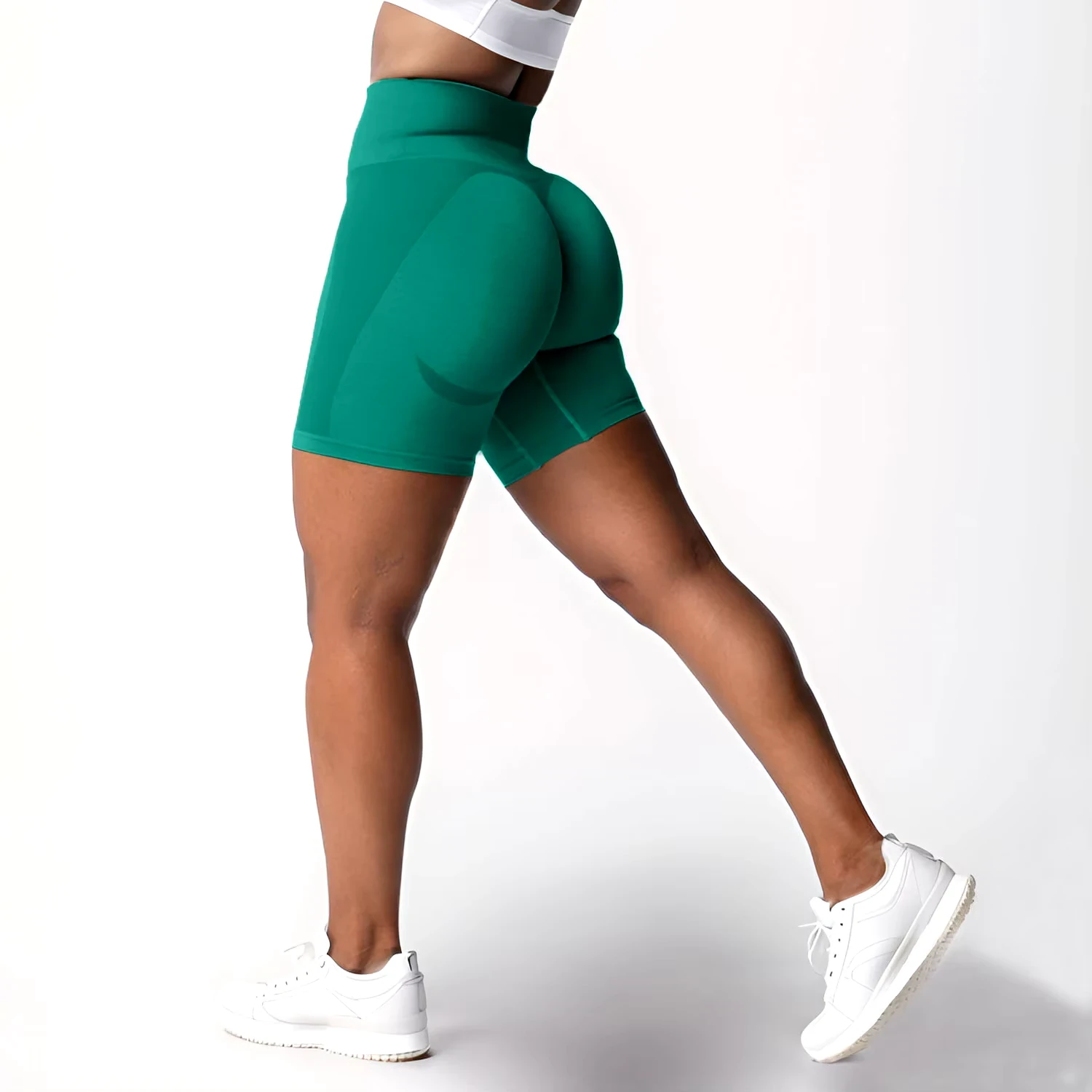 Short de sport push up taille haute vert en tissu respirant, conçu pour un maintien sculptant et une liberté de mouvement totale. Idéal pour le yoga et la course